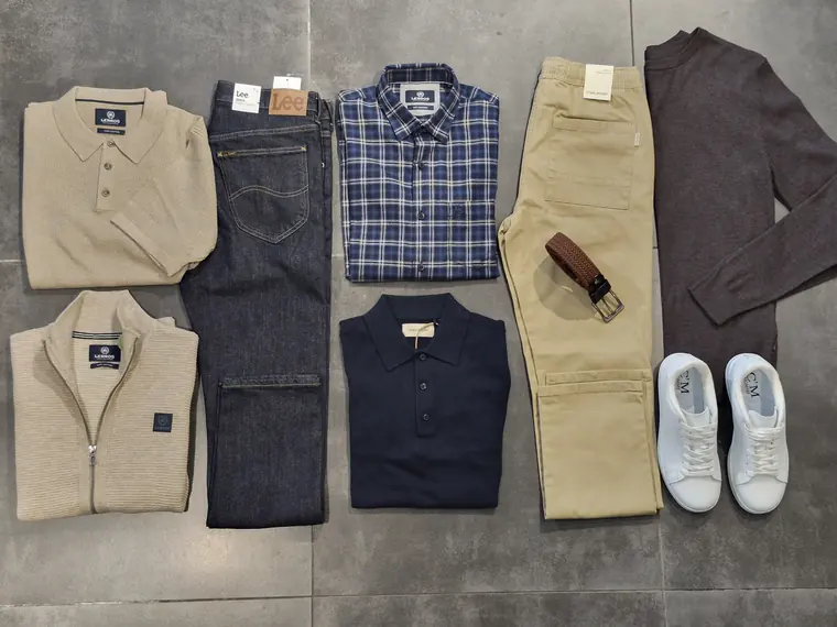 Een volledige outfit klaargelegd in de winkel